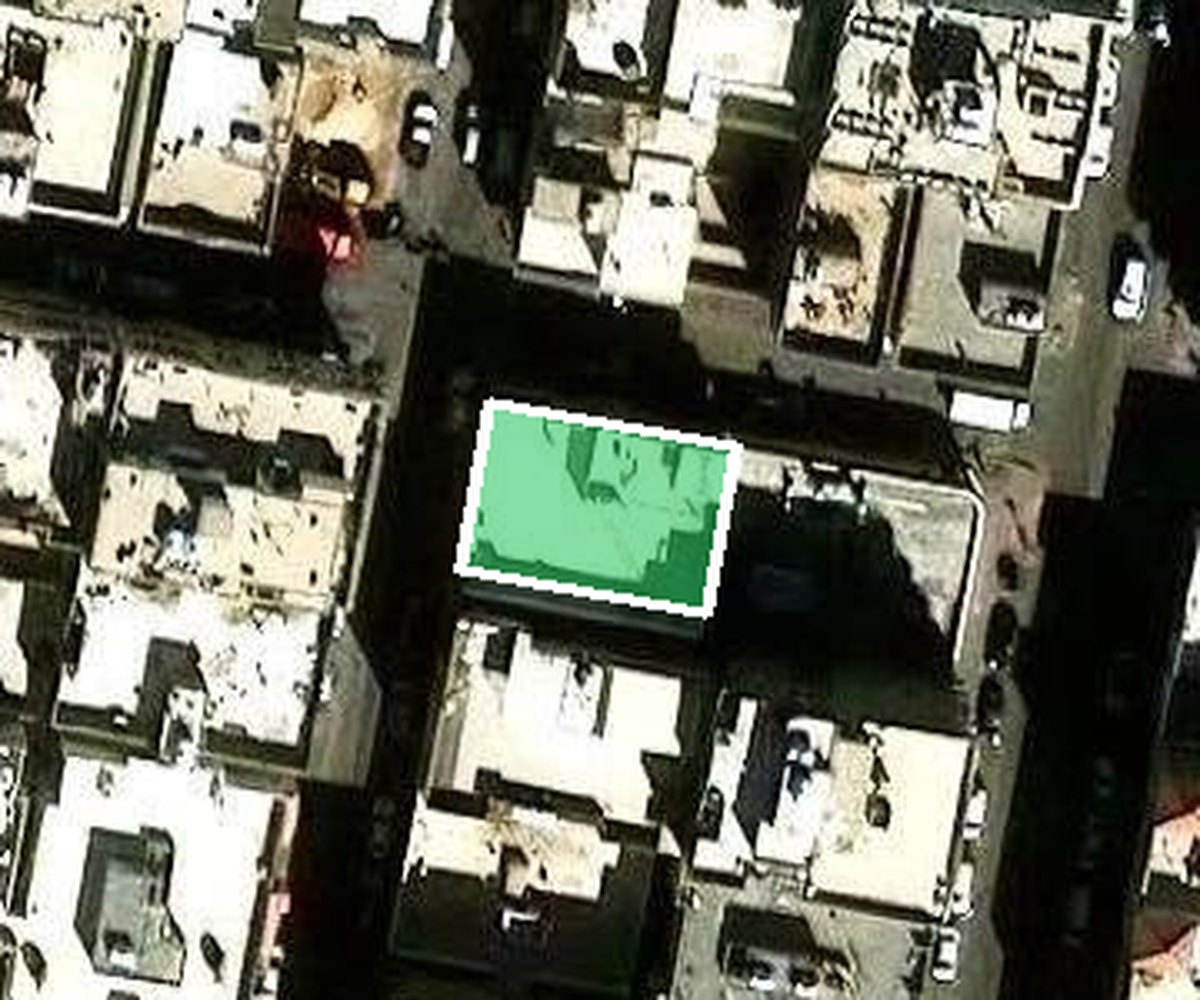 مبنى واحد محدَّد باللون الأخضر: هذا مثال واحد من فئة «مبنى»